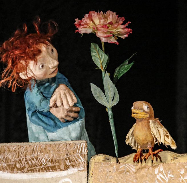 Bild einer Szene aus dem Stück mit der kleinen Frau, einer Blume und einem Vogel // © Klaus Schiebold Bild einer Szene aus dem Stück mit der kleinen Frau, einer Blume und einem Vogel // © Klaus Schiebold