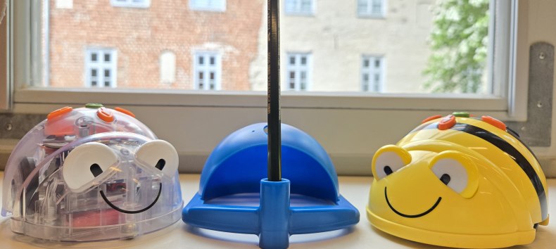a Bluebot in the middle and two Beebots next to it on the windowsill of the city library // &copy; Stadtbibliothek Stralsund