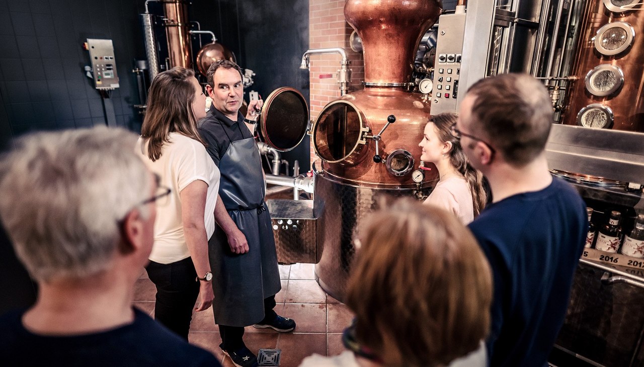 Tijdens regelmatige rondleidingen leren deelnemers alles over de ambachtelijke productie van Störtebeker single malt whisky's., © Störtebeker Brennerei GmbH