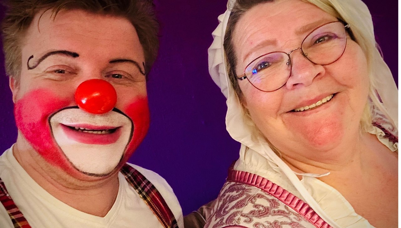 Clownikuss meets Mrs. Holle, &copy; Kevin Schell