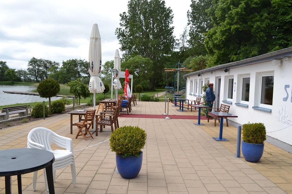 Uitzicht op het terras en de zwemsteiger, © Lutz Werner