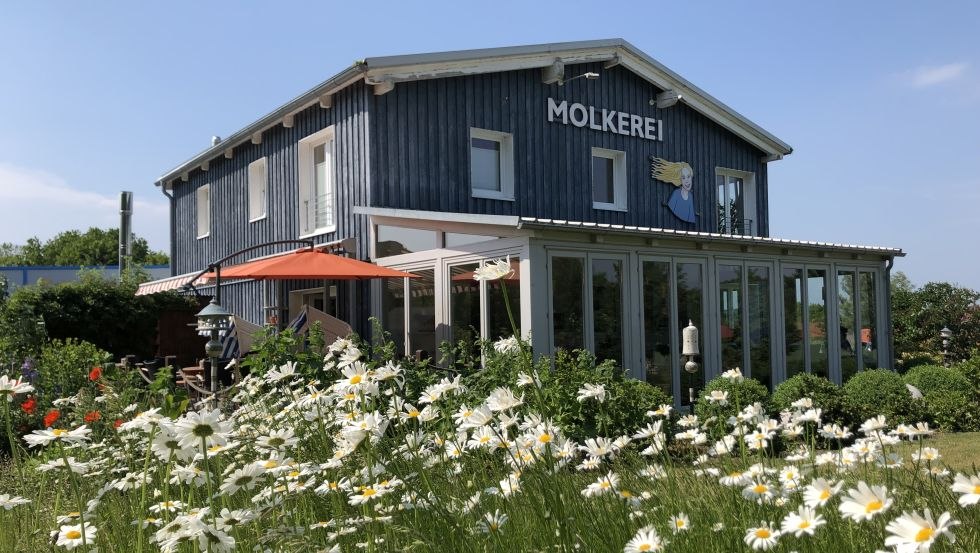 Widok z przodu mleczarni "Rügener Inselfrische" w Poseritz, © Rahm, Caroline