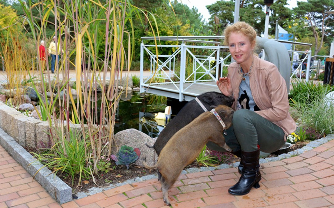 Eigenaresse Sabine Schlechter met haar gelukkige hotelvarkens Lulu & Roy, © Vineta Hotels