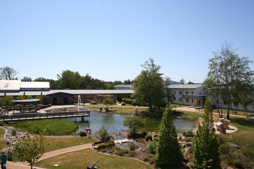 Zicht op een deel van het hotelcomplex // &copy; Familien Wellness Hotel Seeklause