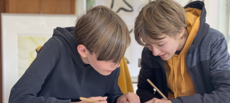 Zwei Kinder erarbeiten gemeinsam eine Kaltnadelradierung. // © Ute Laux Zwei Kinder erarbeiten gemeinsam eine Kaltnadelradierung. // © Ute Laux