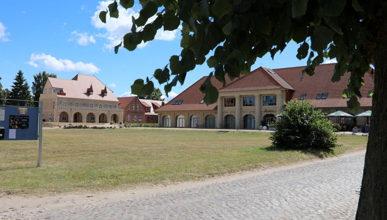 Het koetshuis van "Schloss Stolpe" met restaurant.  Op de achtergrond delen van de westelijke vleugel die van het kasteel is afgescheiden., © Dr. Lüling, GF SaH