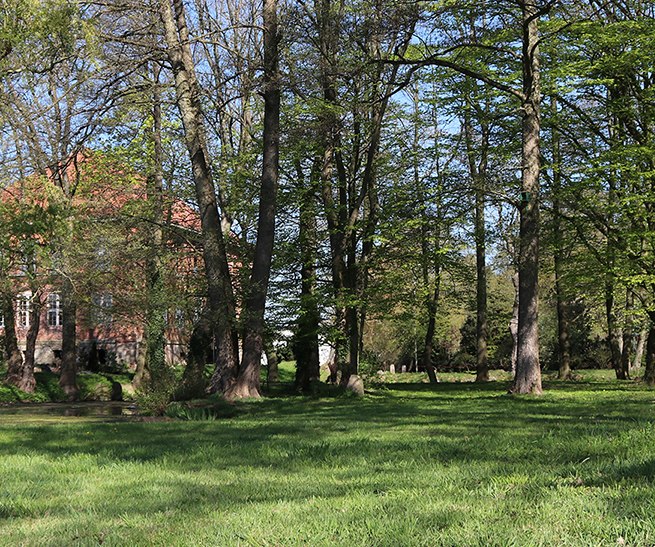 Parkzicht op landhuis Goldenbow // &copy; Herrenhaus Goldenbow
