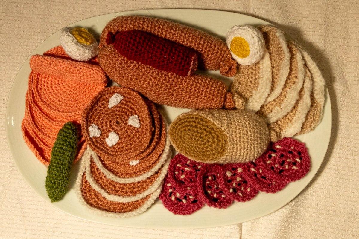 Crocheted sausage platter // &copy; Sabine Reichmann