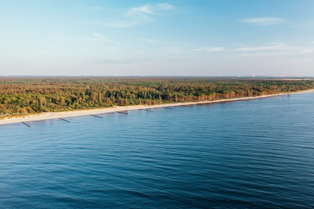 Widok z lotu ptaka na plażę przyorfbrücke w wrzosowisku Rostock, © TMV/Gänsicke