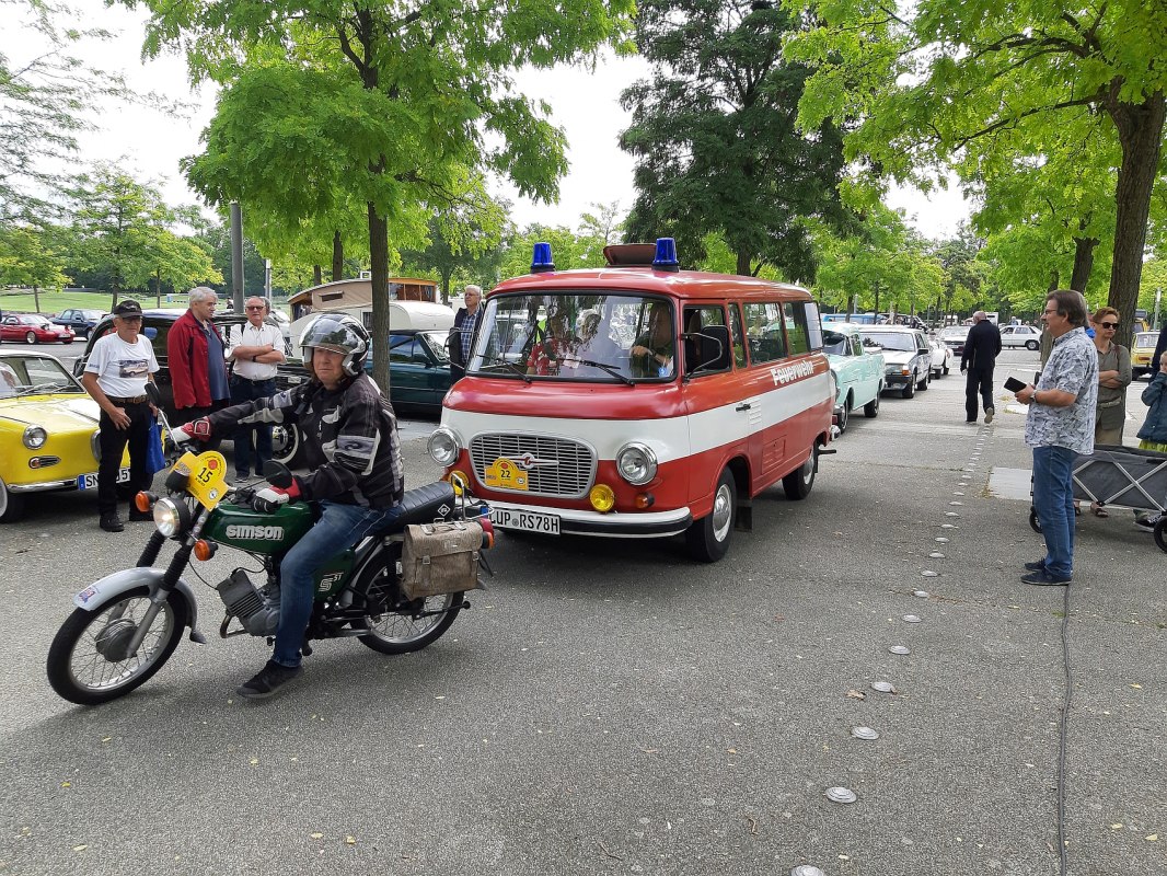 Pojazdy biorące udział w wycieczce to barwna mieszanka.  Oto Simson SR 51 gotowy do jazdy z BARKAS B1000 w barwach straży pożarnej. // &copy; M. Brandt