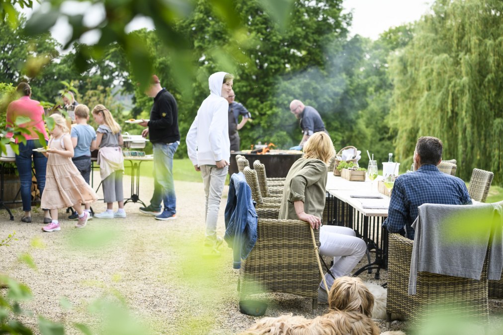 Przytulny brunch na tarasie restauracji zamku Kaarz, © Schloss Kaarz / Stefan von Stengel