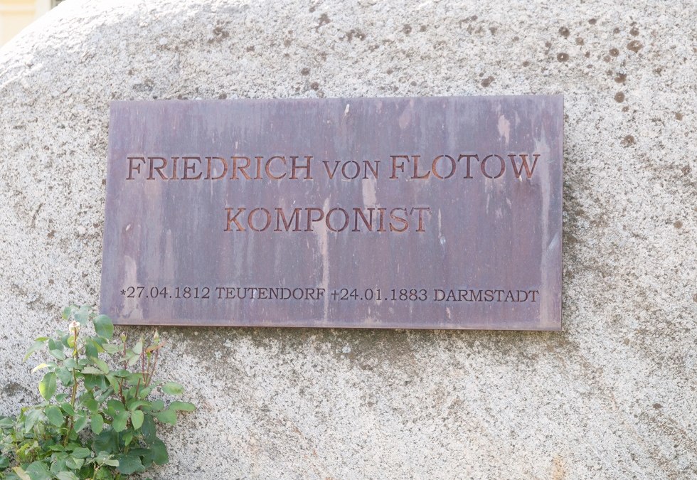 Napis pamiątkowy na kamieniu przed dworem., © Frank Burger