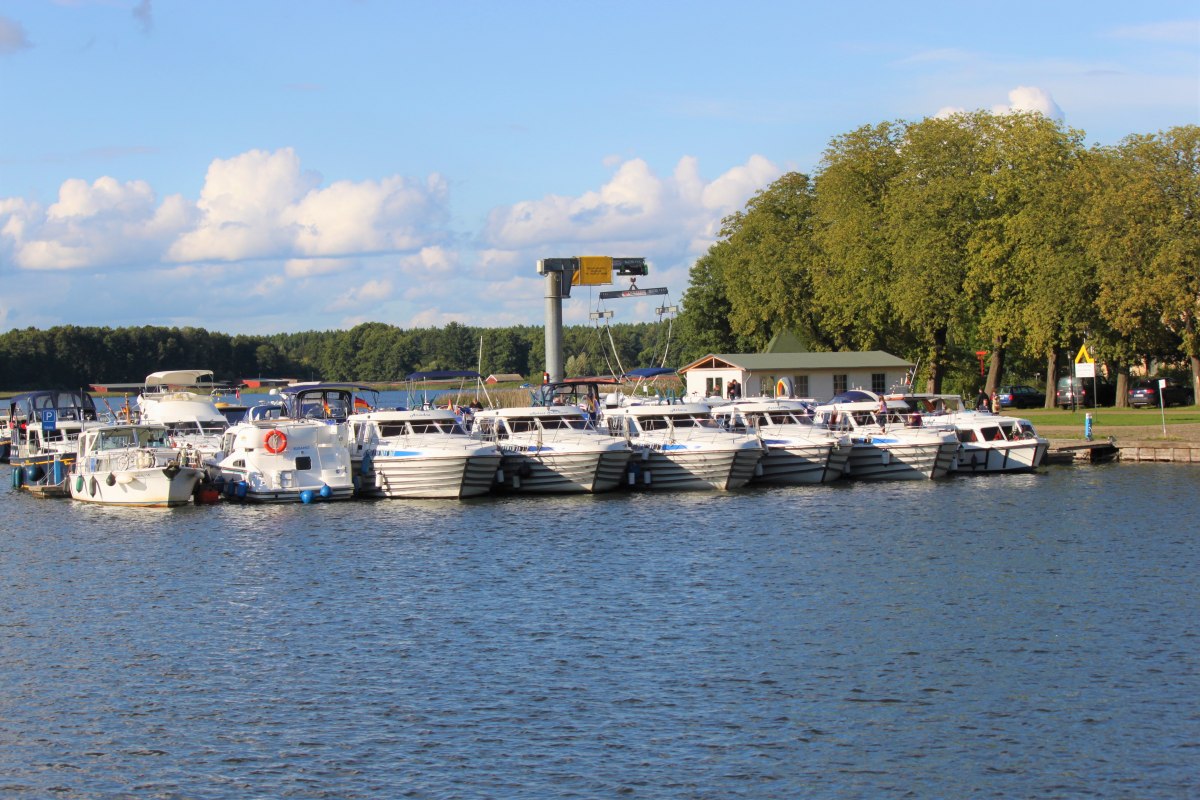 Wynajem łodzi i czarter jachtów Halbeck w Rheinsberg // © Reederei Halbeck Wynajem łodzi i czarter jachtów Halbeck w Rheinsberg // © Reederei Halbeck