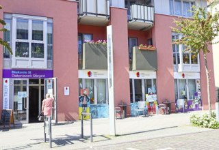 Aussenansicht vom Eingang in das MehrgenerationenhausNeustrelitz // © Diakonie Neustrelitz Aussenansicht vom Eingang in das MehrgenerationenhausNeustrelitz // © Diakonie Neustrelitz