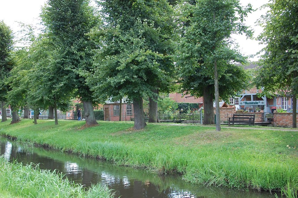 De vestingmuur met zijn twee grachten omsluit de historische oude stad. // &copy; Gabriele Skorupski