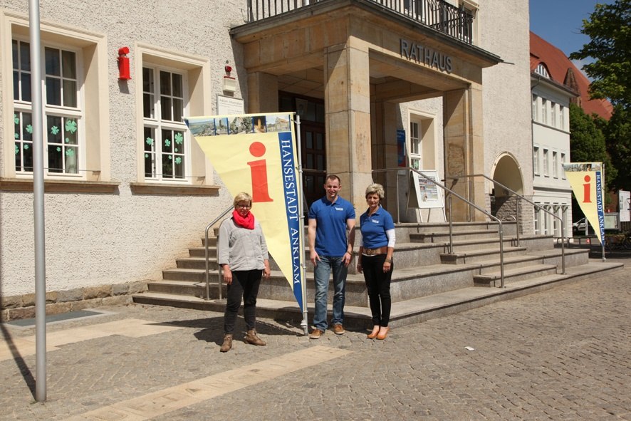 Tourist information staff in front of the town hall of the Hanseatic city of Anklam // © Photo-Atelier Th. Wiencke Tourist information staff in front of the town hall of the Hanseatic city of Anklam // © Photo-Atelier Th. Wiencke