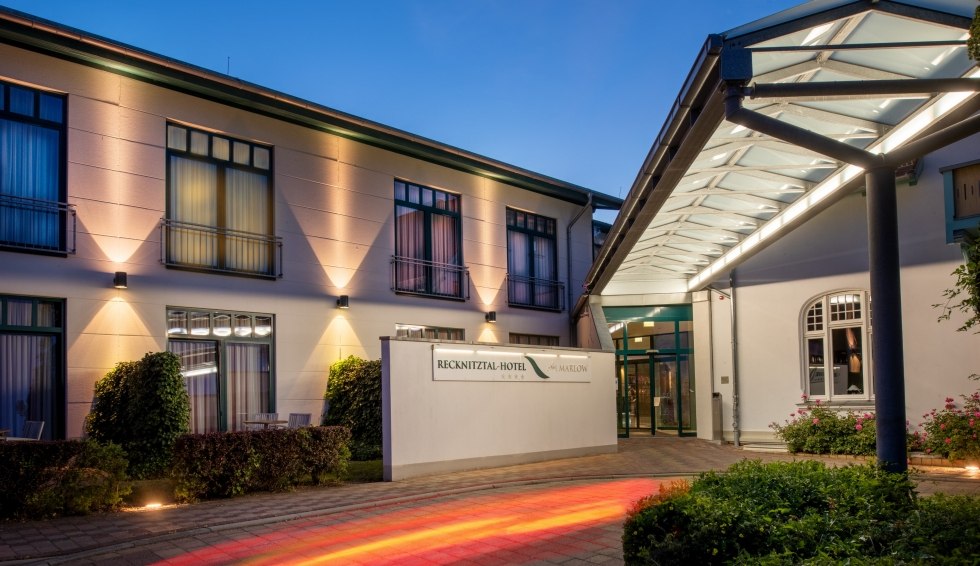 Exterior view at night // &copy; Recknitztal-Hotel Marlow