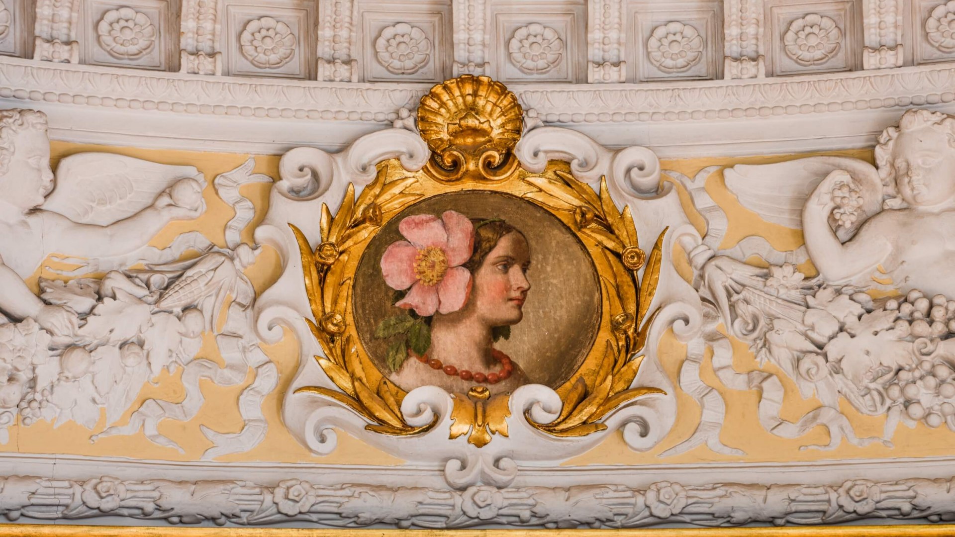 Een miniatuurportret van groothertogin Auguste in het bovenste deel van een kamer.