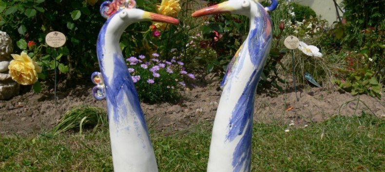 Ceramiczne żurawie w ogrodzie r&oacute;żanym // &copy; Rosentau-Keramik/Rehfeld