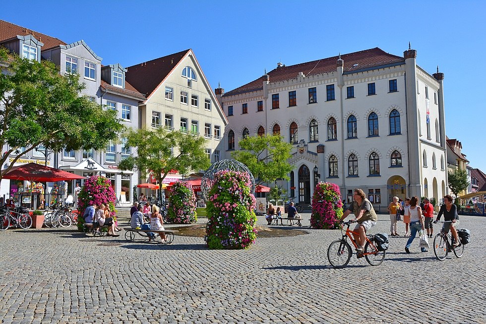 The new market of Waren (Müritz) is a good place to linger, © Heidi Goerlt