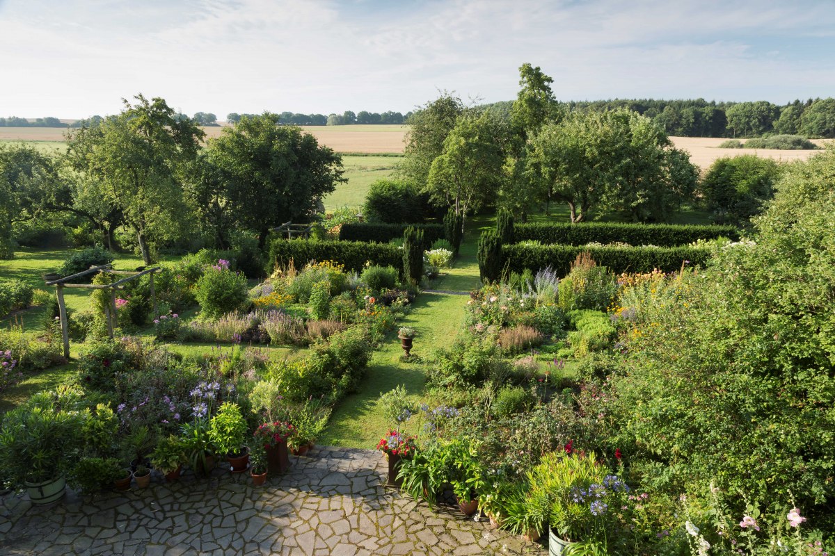 Perennial and flower garden in the "Historic Kastanienhof Farm Garden" // &copy; Dirk Endrulat