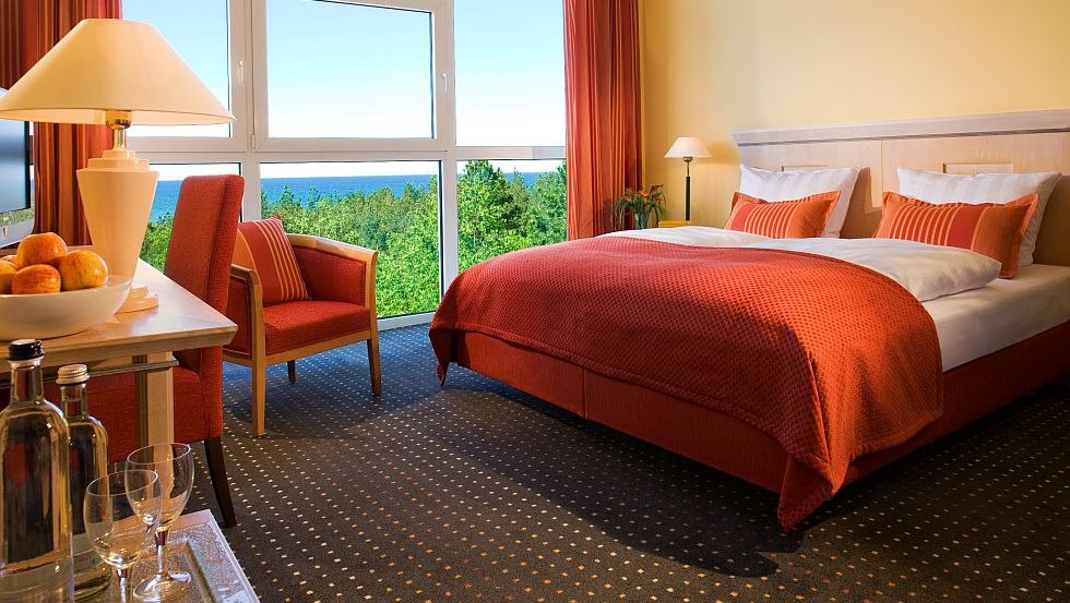 Wszystkie pokoje mają duże okna z widokiem na sękate sosny lub wydmowy krajobraz z Morzem Bałtyckim, © Strandhotel Fischland