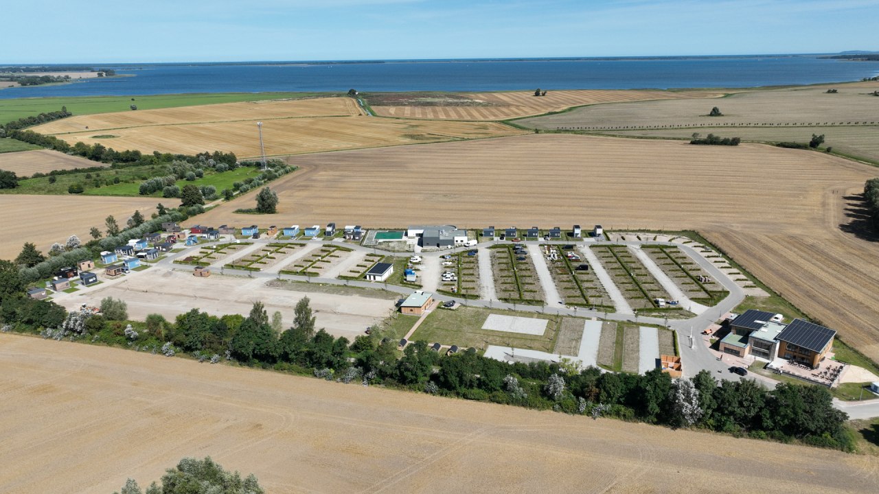 Prima Camping Resort Boddenblick z lotu ptaka nad zatoką Bodden // © Prima Camping Resort Boddenblick Prima Camping Resort Boddenblick z lotu ptaka nad zatoką Bodden // © Prima Camping Resort Boddenblick