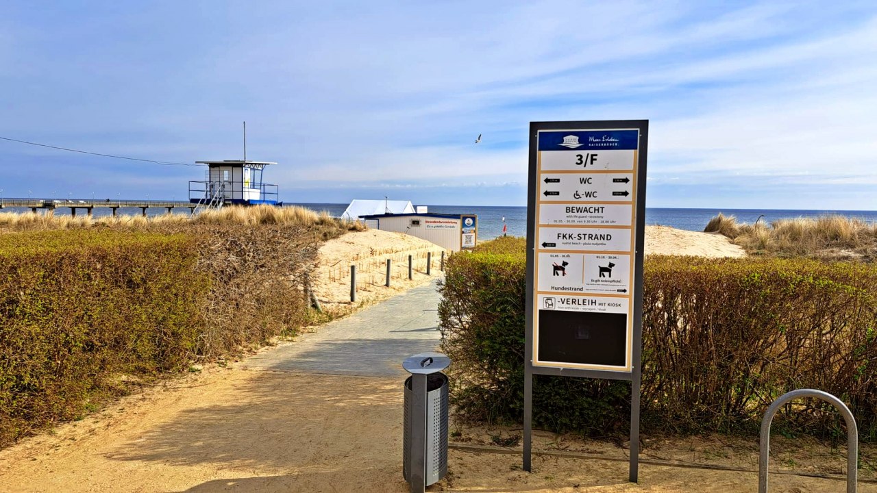 Beach access 3/F in Bansin on Usedom with signposting and path through the dunes to the beach area at the beach bar at Tower 9 between the pier and the concert shell // &copy; Stachow Unseld GbR