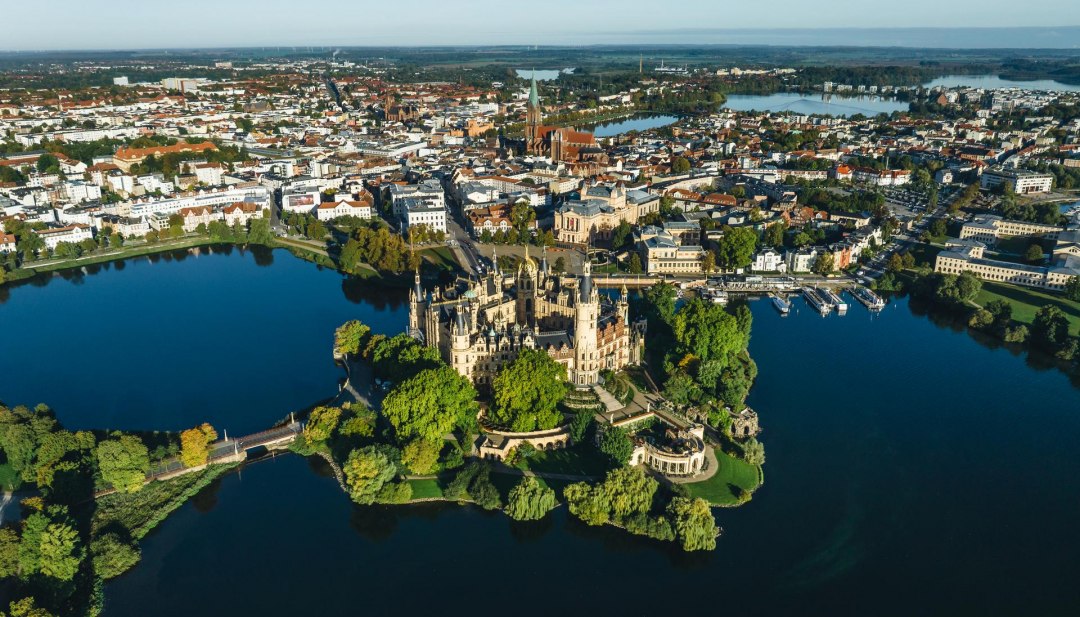 Kasteel Schwerin bij zonsopgang vanuit de lucht
