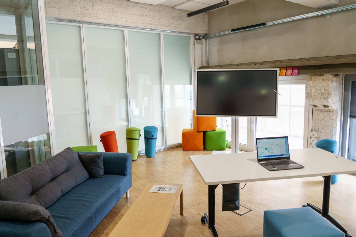 Seminar room at InnovationPort Wismar with a screen, laptop, and seating area // © InnovationPort Wismar Seminar room at InnovationPort Wismar with a screen, laptop, and seating area // © InnovationPort Wismar