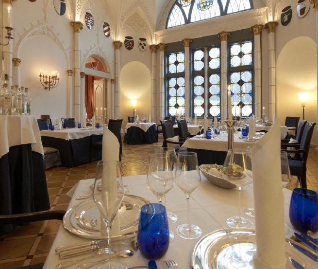 Kulinarische Hochgenüsse - Gourmetrestaurant im Wappensaal des Schlosshotels Burg Schlitz // © Schlosshotel Burg Schlitz/Petra Stüning Photografie Kulinarische Hochgenüsse - Gourmetrestaurant im Wappensaal des Schlosshotels Burg Schlitz // © Schlosshotel Burg Schlitz/Petra Stüning Photografie