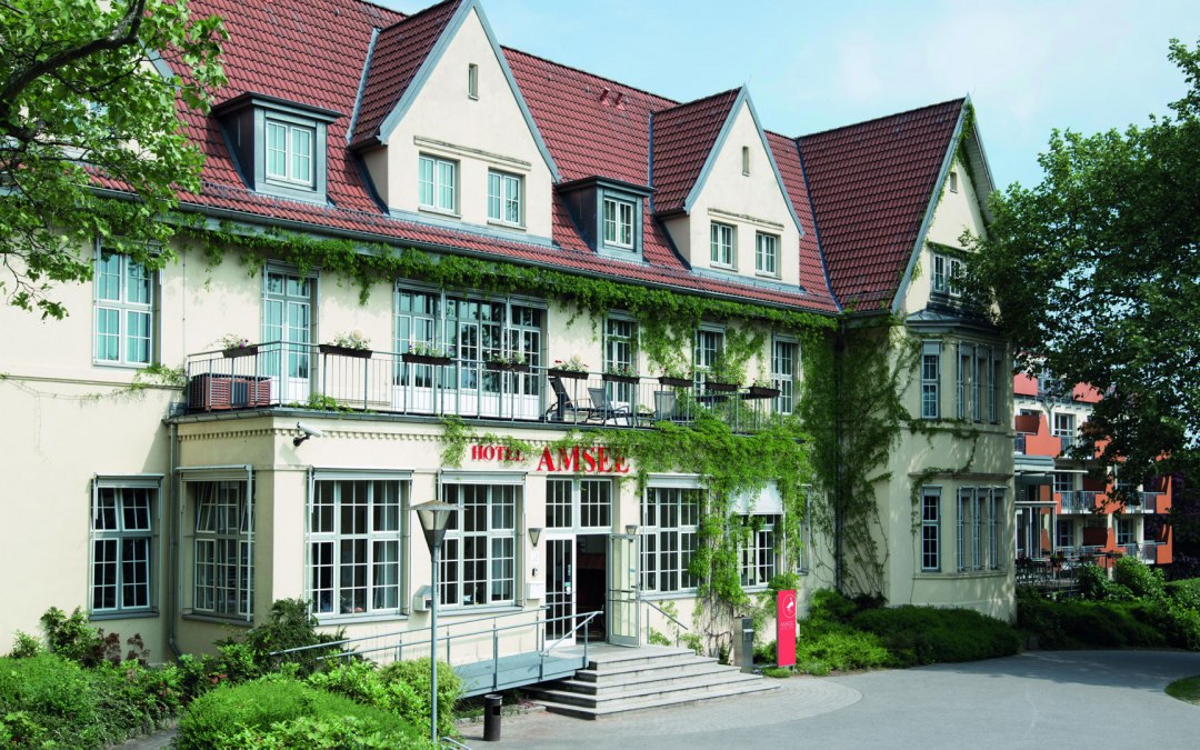Buitenaanzicht van het hoofdgebouw Amsee, © Hotel Amsee GmbH