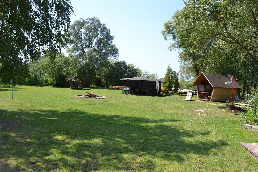Groene zone met zit- en ligweiden en een barbecueplaats, © Lutz Werner