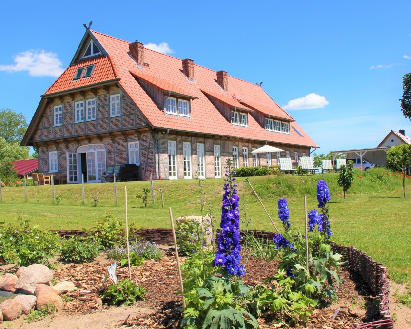 Widok naszego wiejskiego domu z ogrodu, © Brigitte Leberl
