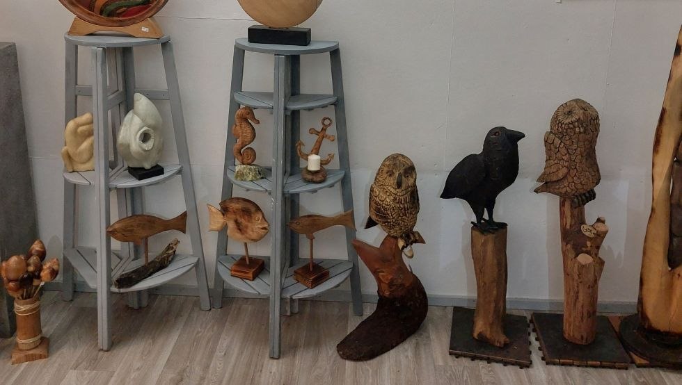 Selectie van werken in de galerie KD-Holzkunst in K&uuml;hlungsborn, &copy; KD-Meyer