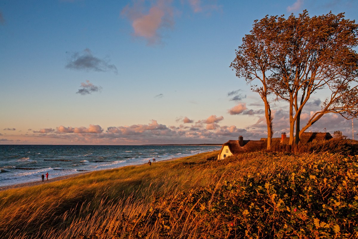 Baltic resort-ahrenshoop-with-grimmelei-in-the-evening-voigt-kranz-train, © Voigt & Kranz UG Baltic resort-ahrenshoop-with-grimmelei-in-the-evening-voigt-kranz-train, © Voigt & Kranz UG
