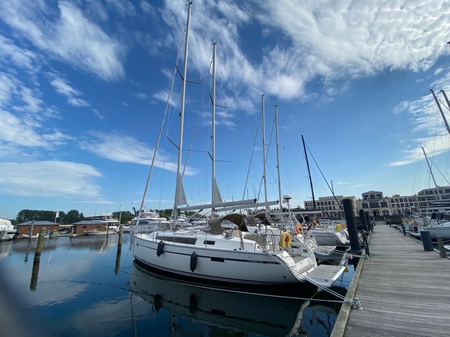 We wachten op je bij steiger G, met trolleys klaar om je bagage en proviand te vervoeren., © byc