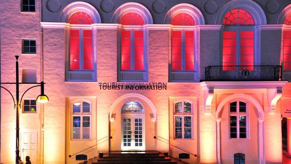 Het verlichte VVV-kantoor in het centrum van Rostock, © Joachim Kloock