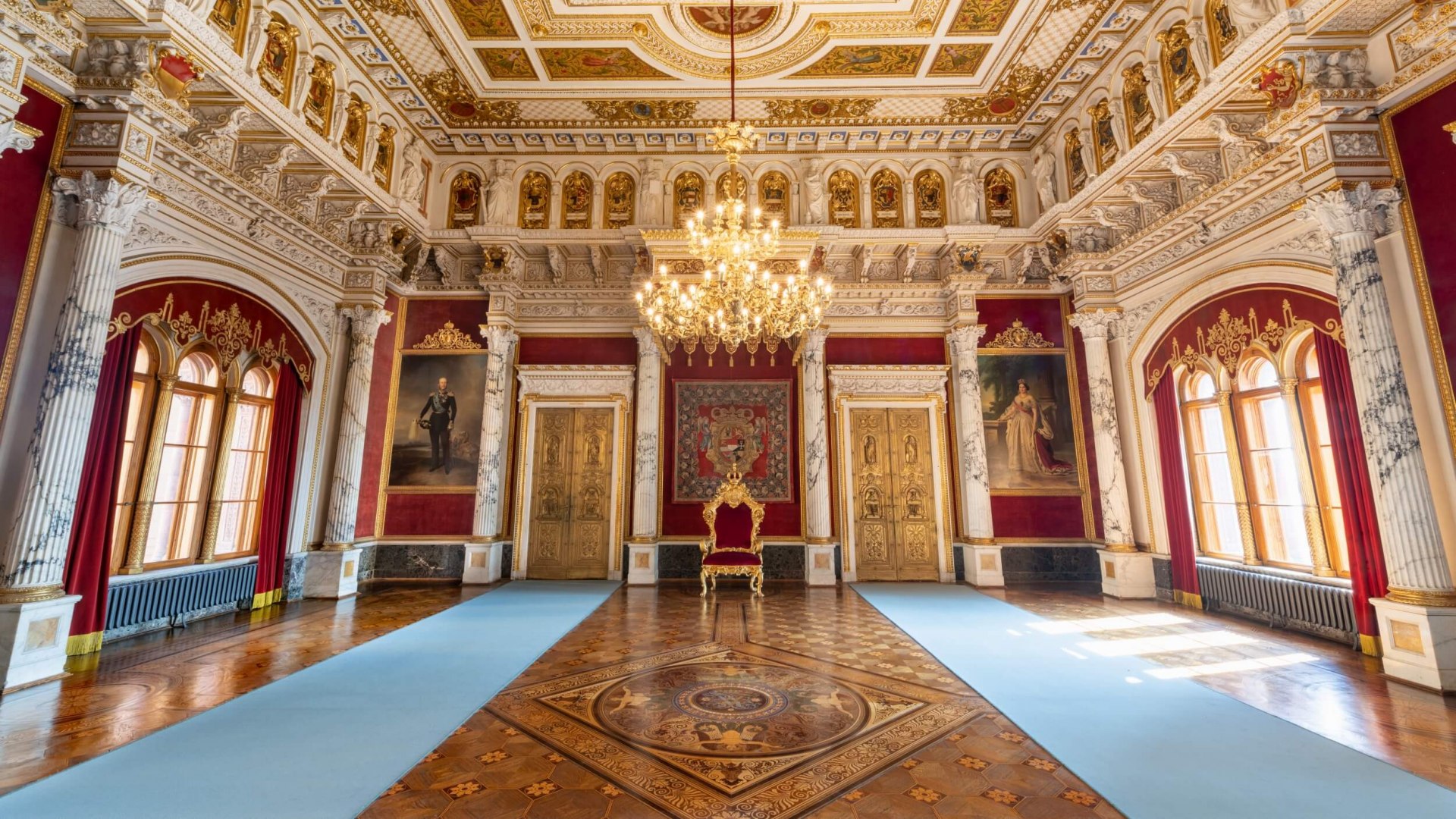 Jonge, knappe "vuurspuwers" werden aangenomen om de troonzaal te verwarmen - dit is de troonzaal, prachtig versierd met een troonstoel en een grote kroonluchter. // Jonge, knappe "brandweermannen" werden ingehuurd om de troonzaal te verwarmen // © MV-T/Tiemann Jonge, knappe "vuurspuwers" werden aangenomen om de troonzaal te verwarmen - dit is de troonzaal, prachtig versierd met een troonstoel en een grote kroonluchter.