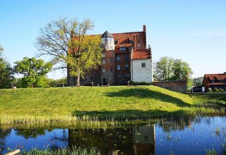 Buitenaanzicht van kasteel Ulrichshusen in de lente, © Kathleen Stutz Buitenaanzicht van kasteel Ulrichshusen in de lente, © Kathleen Stutz