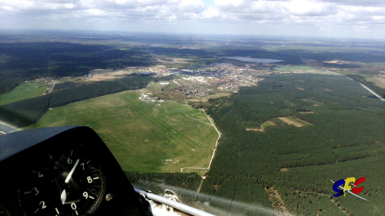 View from the cockpit. Neustadt airfield in the foreground on the left. The town of Neustadt-Glewe with Lake Neustadt can be seen behind it. // © SFC Neustadt-Glewe View from the cockpit. Neustadt airfield in the foreground on the left. The town of Neustadt-Glewe with Lake Neustadt can be seen behind it. // © SFC Neustadt-Glewe