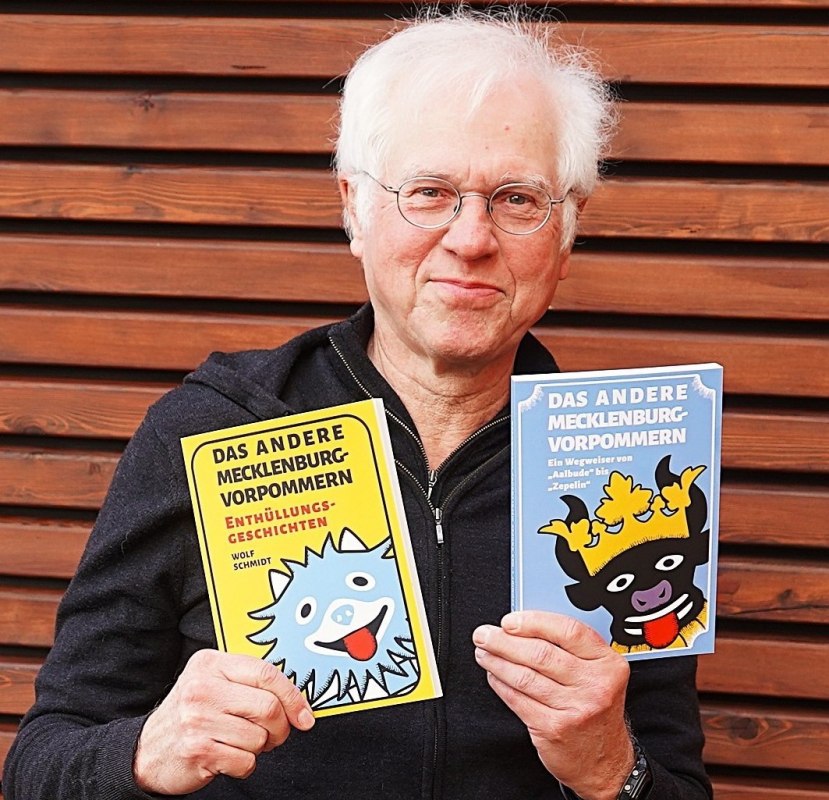 The author Wolf Schmidt with the two volumes of his series "The OTHER Mecklenburg-Vorpommern", &copy; privat
