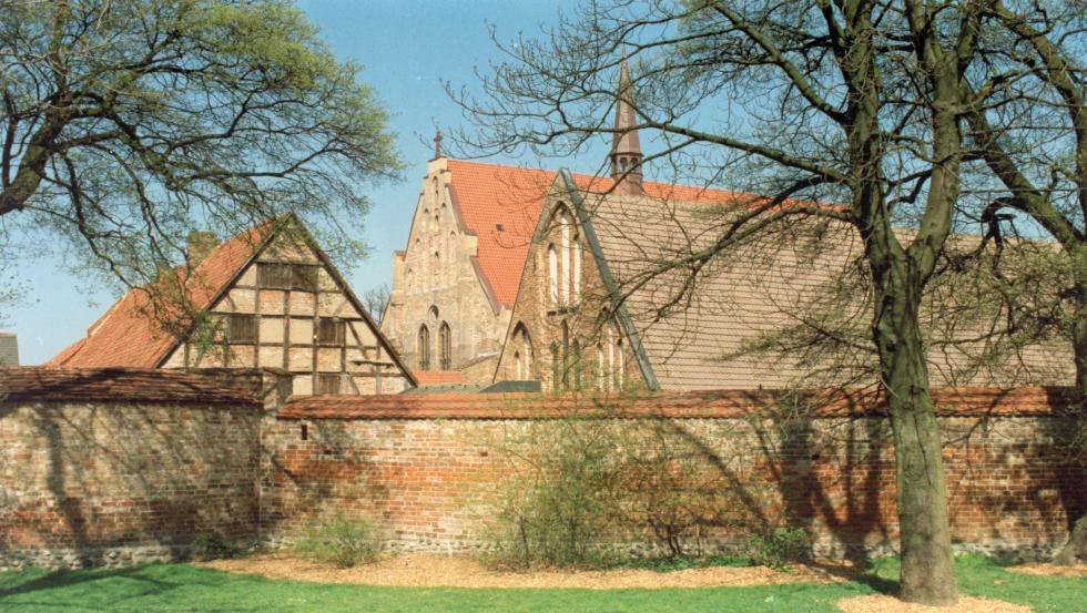 Zicht op het Heilig Kruisherenklooster vanaf de vestingmuren, © Irma Schmidt