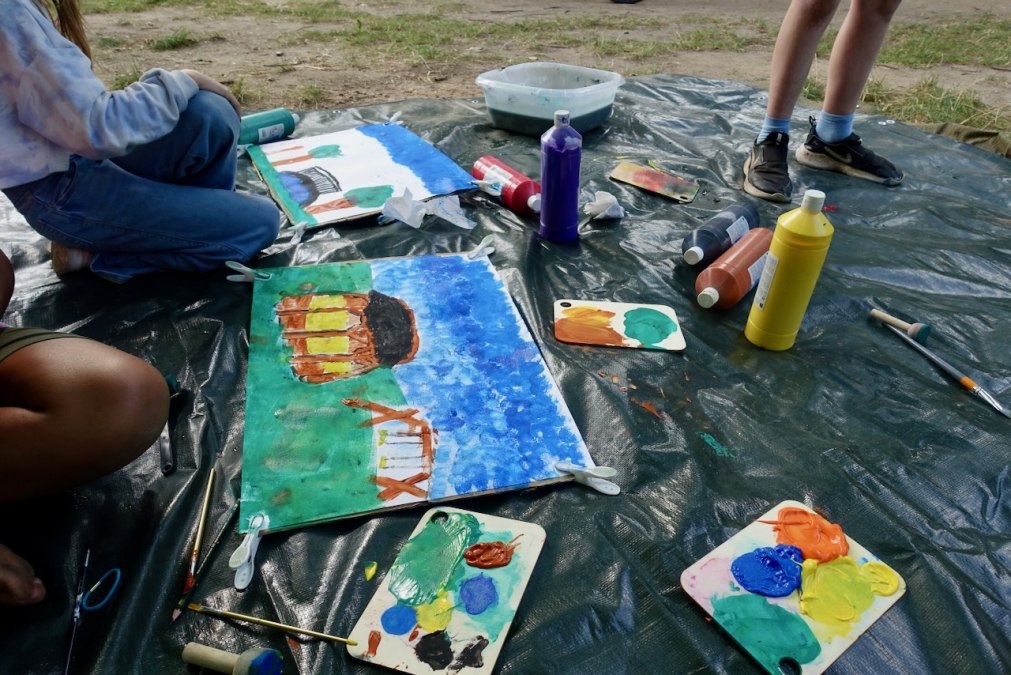 Painting at the construction playground, © Susanne Utech