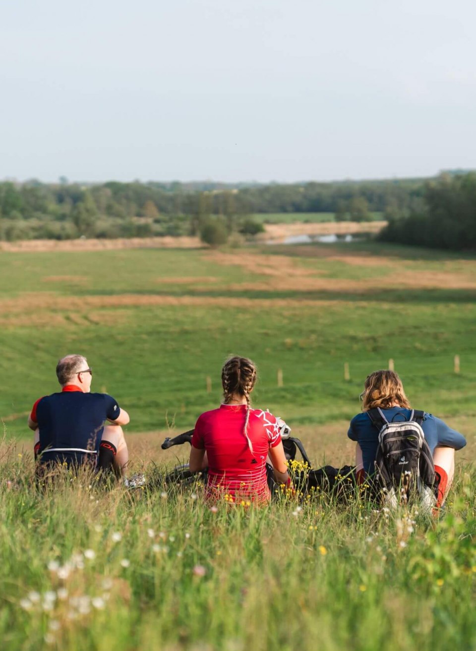 Friends among friends: fantastic views on the gravel bike tour // © MV-T/Gross Friends among friends: fantastic views on the gravel bike tour