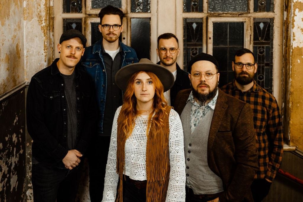 Susann & Jesse Flame met de Burnberries staan voor een raam // © Susann & Jesse Flame with the Burnberries Susann & Jesse Flame met de Burnberries staan voor een raam // © Susann & Jesse Flame with the Burnberries