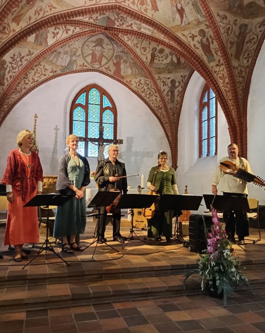 Ensemble SONORO - CONSORT with M. Ebert (voc., perc., conf.), A. Schnell (H&uuml;mmelchen, Gemshorn, bfl., voc.) H. Juch (va.), Dr. G. Nonnemann (lt. git.), S. B&ouml;hme (nyck., vl., blf., conf.), &copy; Dr. F. Lempe