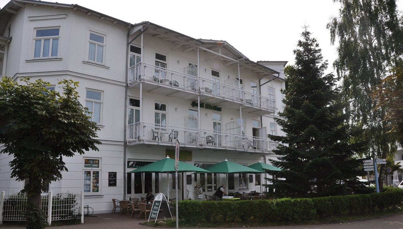 Widok hotelu Merkur z zewnątrz, &copy; TMV