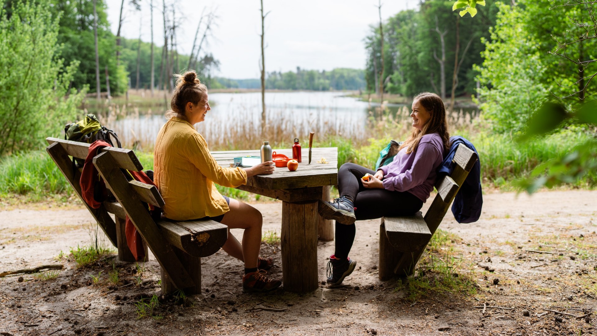 Er zijn tal van prachtige picknickplekken langs de natuurparkroute in Mecklenburg-Vorpommern. Zoals hier bij het meer in het nationale park M&uuml;ritz., &copy; TMV/Gross