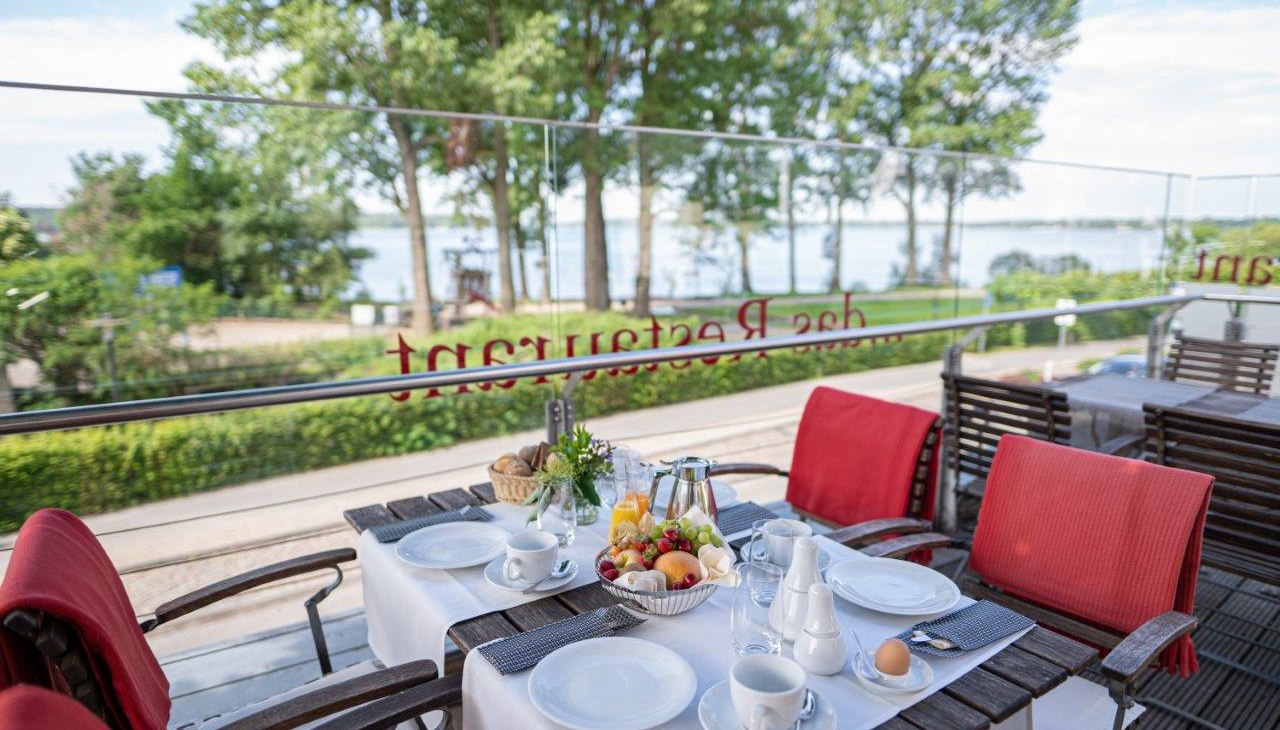 Breakfast on the terrace overlooking the water - a fantastic Müritz view, © Hotel Kleines Meer